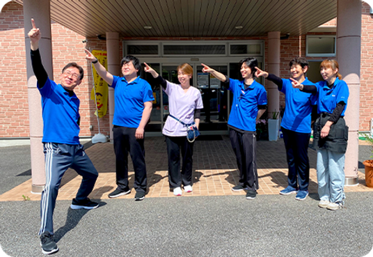 従業員の集合写真玄関