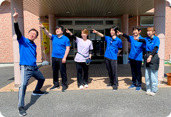従業員の集合写真玄関
