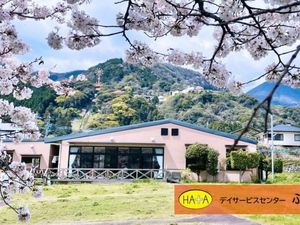 桜越しの平屋外観  