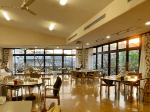 明るい食堂の様子  