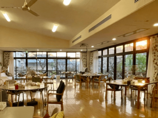 明るい食堂の様子  
