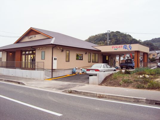 落ち着いた建物の外観