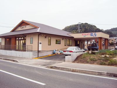 落ち着いた建物の外観