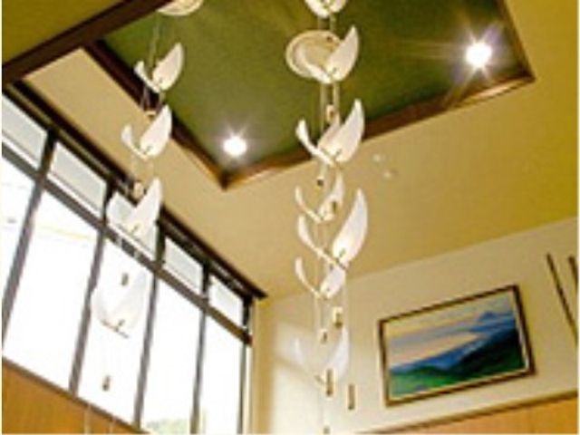 モダンなデザイン照明 吹き抜け ユニークな照明が印象的で、心地よい雰囲気の食空間です。