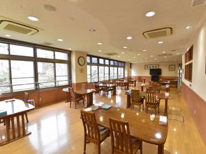 窓辺の明るい食堂