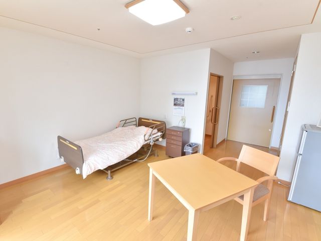広々とした明るい居室 居室 採光が豊かで落ち着いた雰囲気の居室です。個々のニーズに合わせた生活が送れる設計となっています。