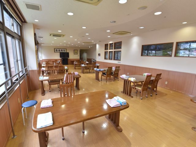 広々としたダイニングスペース 共有スペース 温かみのある木目調で統一された食堂です。窓から自然光が差し込み、明るく開放的な雰囲気が広がっています。