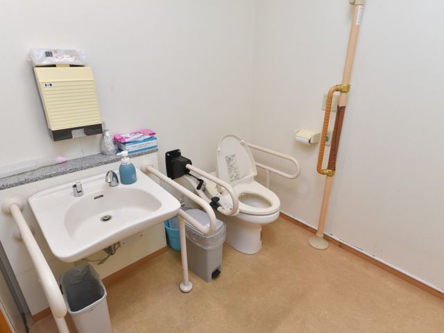 バリアフリートイレ トイレ 安全な支援を考慮した清潔なトイレです。手すりが多く設置されていて、安心してお使いいただけます。