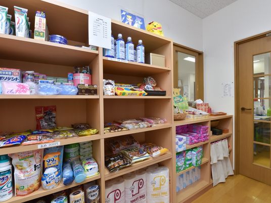 物品が並ぶ棚の様子