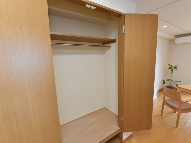 居室の温かみのあるクローゼット クローゼット 広々とした使いやすいクローゼットがあり、個人の荷物を整理整頓して収納できる設計となっています。