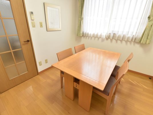 温かみのある居室のテーブル