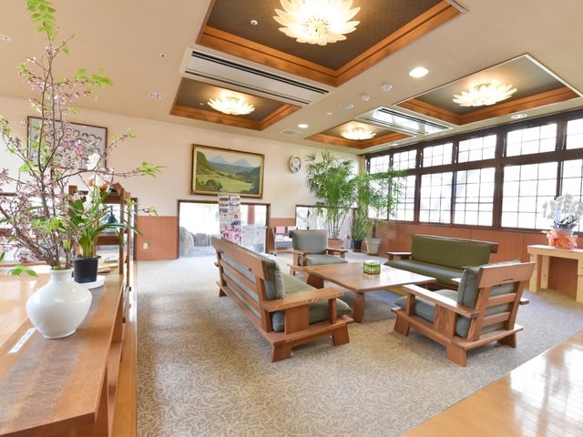 和やかな共有ラウンジ ロビー 広々としたラウンジは温もりあふれるインテリアで、くつろぎながらくつろぎの時をお過ごしいただけます。