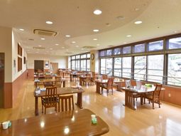 広々とした明るい食堂