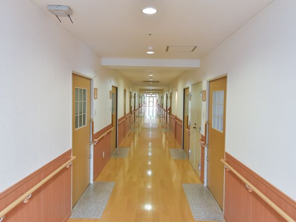 明るい廊下の風景