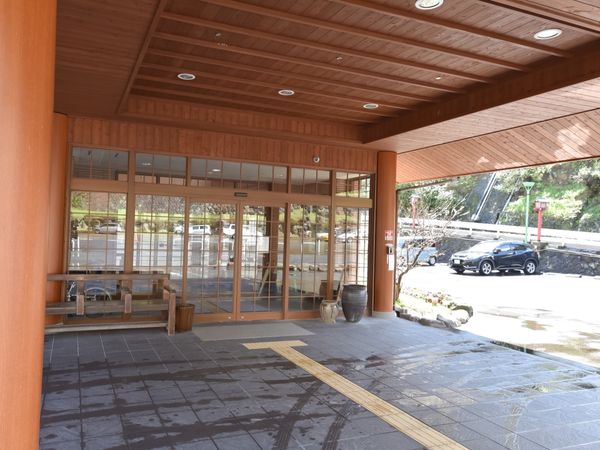 エントランスの天井と床