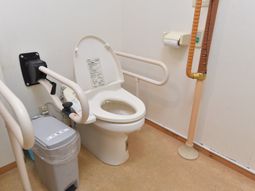 手すり付きのトイレ空間