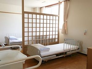 明るい個室の居室  