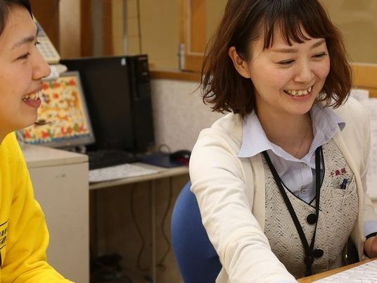 スタッフが応対する休憩室  