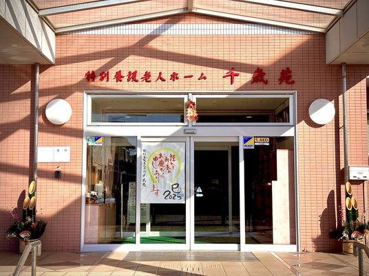 明るい正面玄関  