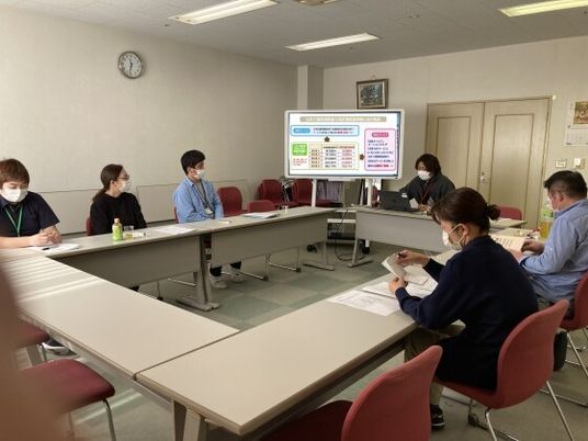 会議中の多目的室  