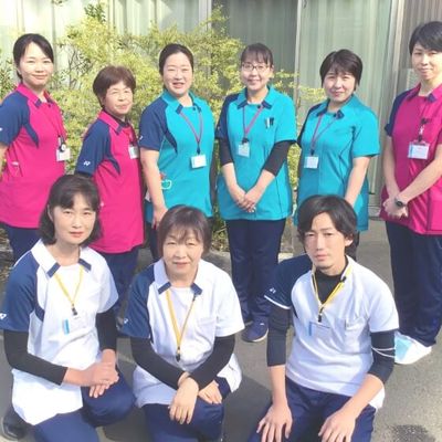 笑顔のスタッフ集合写真