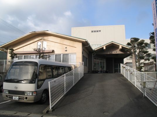 施設の外観と送迎車  
