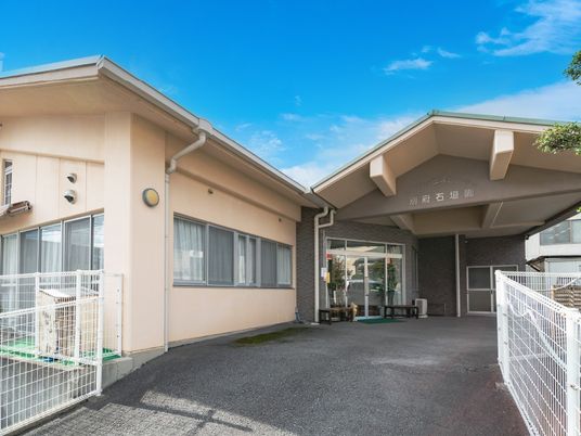 明るい正面出入口  