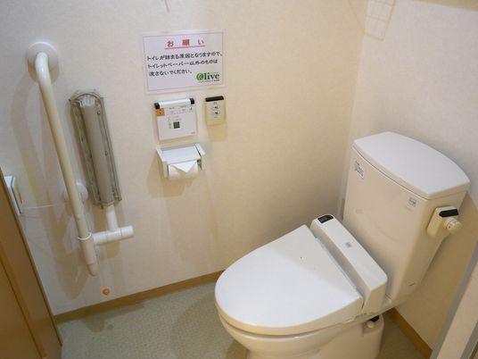 手すり付きのトイレ