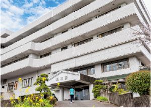 白い建物の外観