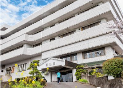 白い建物の外観