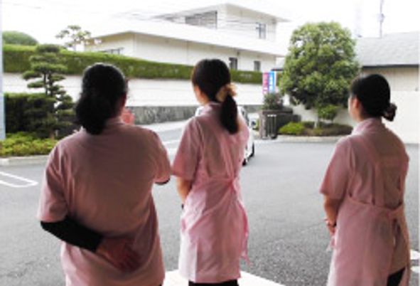 エントランス前に立つ三人