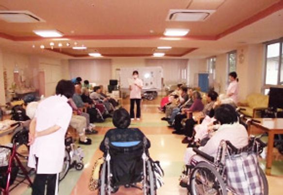 交流イベント中のラウンジ