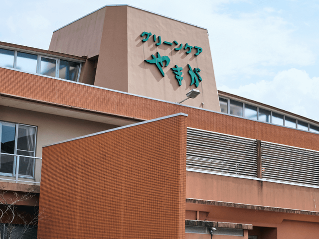 施設の外観 外観   落ち着いた色合いの建物外観で、上部に施設名の看板が見えます。窓が多く、日中の採光にも配慮されていそうです。