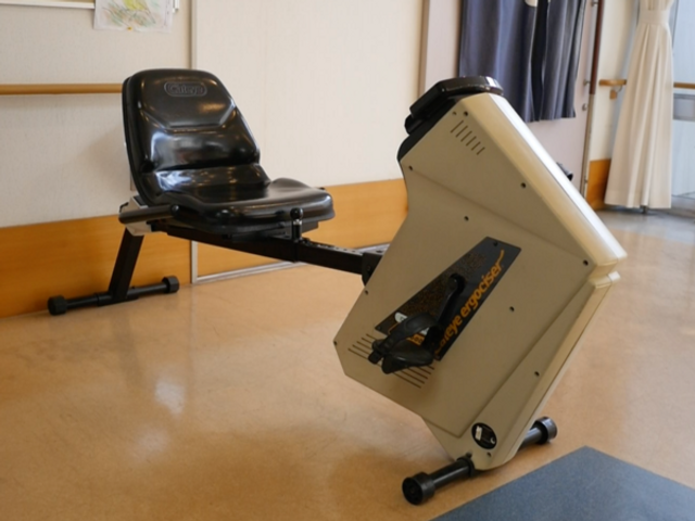 エクササイズ機器がある部屋 機能訓練室 広いスペースでリハビリに便利なエクササイズ機器が設置されています。快適な環境で運動ができます。
