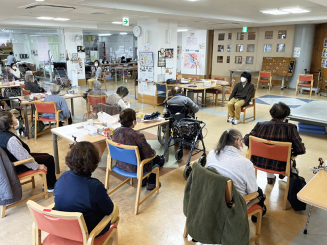 活動中の多目的室 多目的室 広々とした多目的室で、利用者が楽しそうに過ごしています。自然光が差し込む快適な場所です。