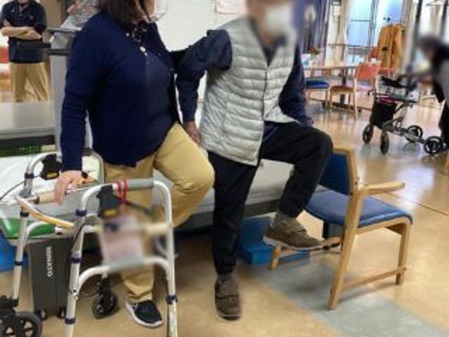 訓練中の様子 機能訓練室 リハビリ中の利用者とスタッフが熱心に取り組んでいます。安全に配慮しながら、個別の支援を提供しています。