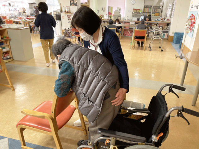 和やかなサポートの場 内観 スタッフが丁寧にサポートしている場面です。温かみのある交流を大切にしています。