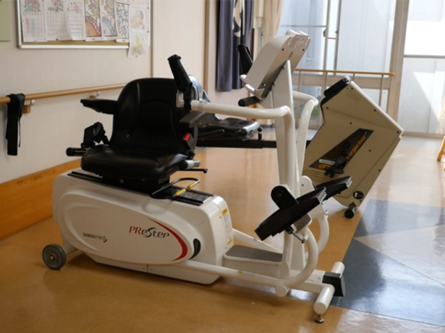 運動器具のある部屋 機能訓練室 自然光が入る明るい空間で、最新の運動器具を使って効果的なトレーニングが行えます。