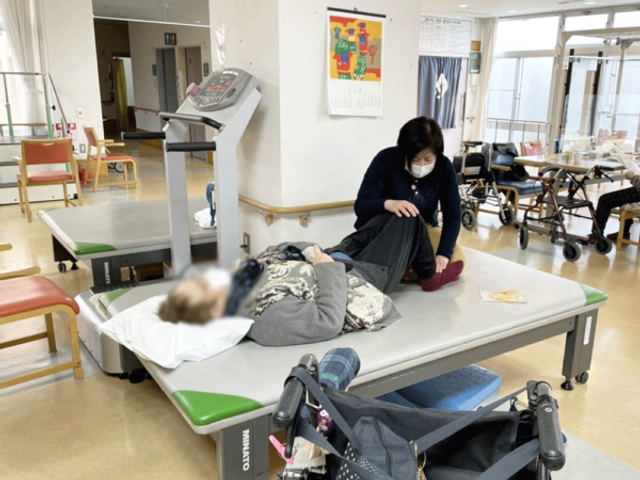 リハビリ風景訓練室 機能訓練室 広々とした訓練室では、専門スタッフが親切にサポートしています。リラックスした雰囲気です。