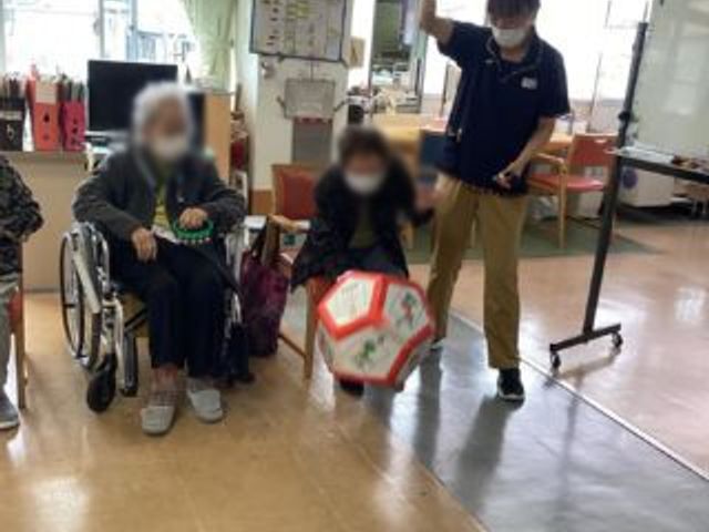 楽しいアクティビティエリア 多目的室 広々とした空間で、車椅子の方も参加できるゲームイベントが行われています。リラックスした環境です。