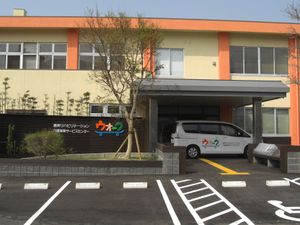 送迎車のある外観  