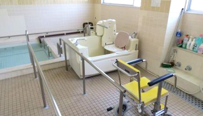 明るい設備の浴室