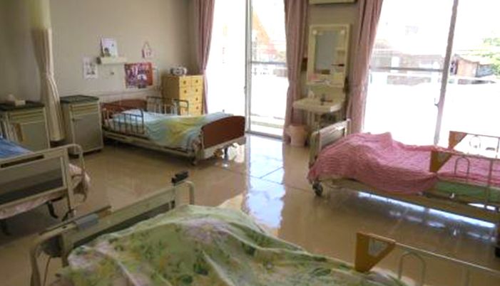 4つのベッドが並ぶ居室