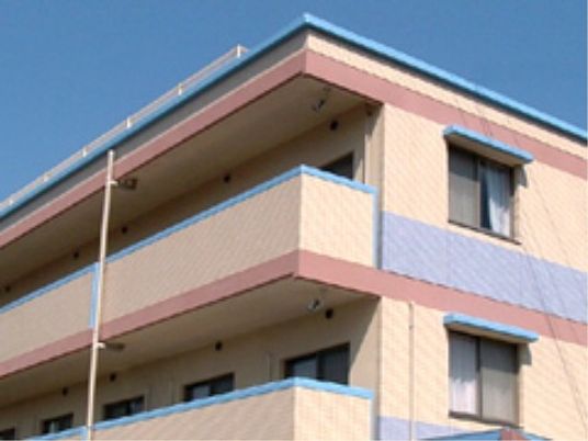 青いアクセントの建物外観