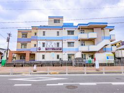 多色デザインの建物外観