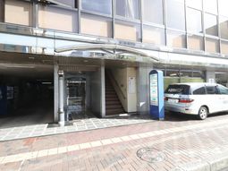 入口と案内看板