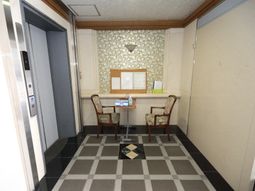 エレベーター前の休憩スペース