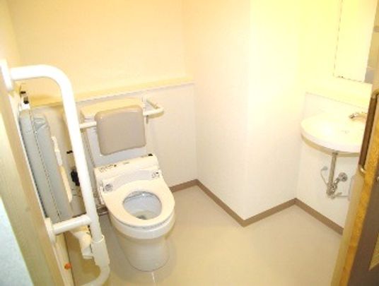 バリアフリー設計のトイレ