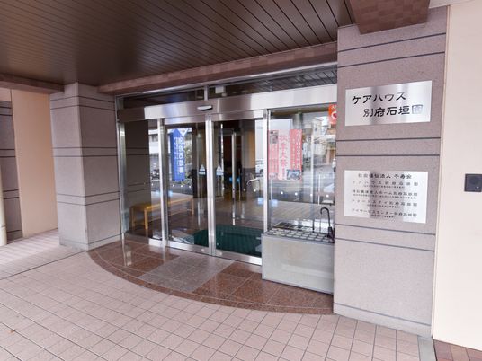 エントランス自動扉と看板