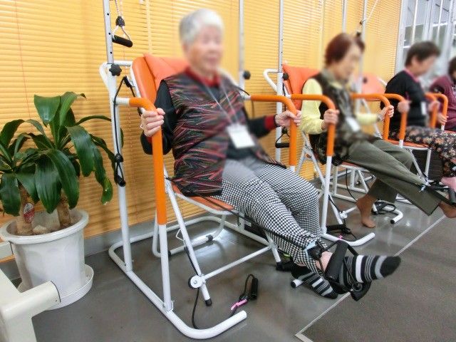 トレーニングの様子 機能訓練室 自然光の入る明るい空間で、機能訓練を行うための専用設備があります。利用者の様子が見られます。